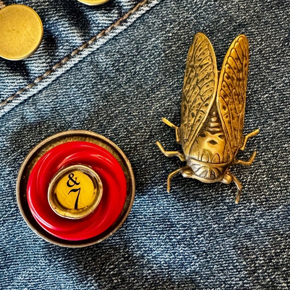 Jewelry - 1 set of 2 fun fashion brooches / pins